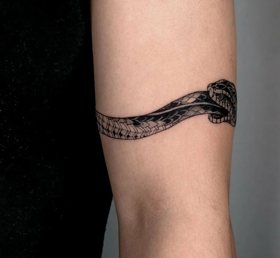 Тату браслет мужской. Тату браслет на запястье для девушек. Ouroboros тату браслет. Тату браслет. Тату браслет.
