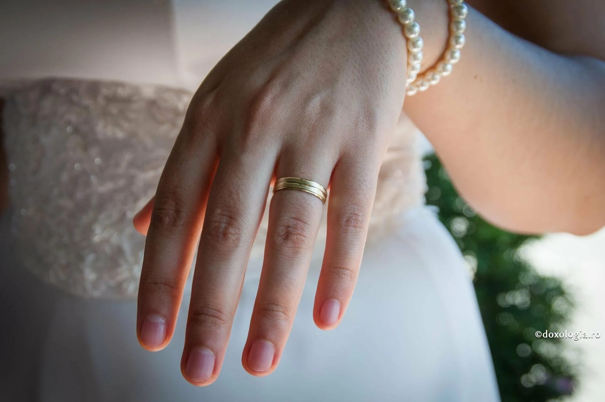 "Обручальное кольцо" Глаголева. Обручальное кольцо на пальце. Кольцо на руке. Обручальные кольца на руках.