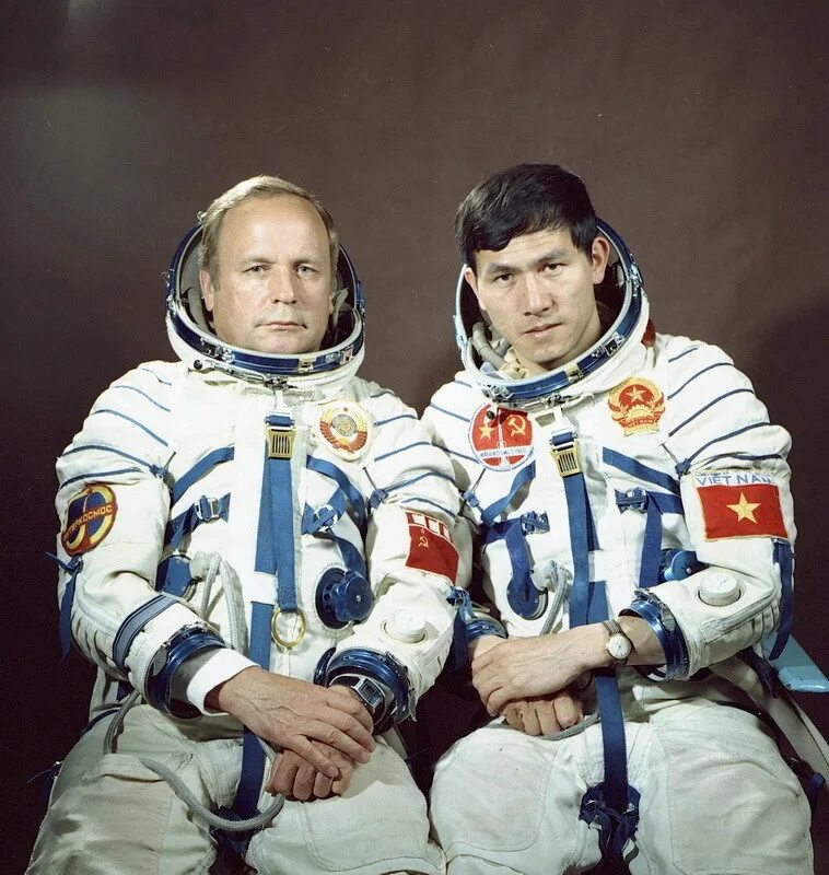 Первые 5 советских космонавтов. Фам Туан Вьетнам космонавт. Горбатко и Фам Туан.