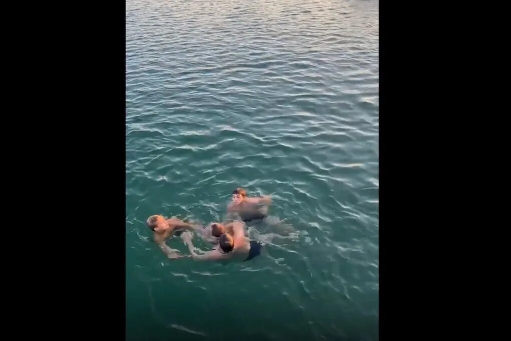 Девушка спасла утопающего