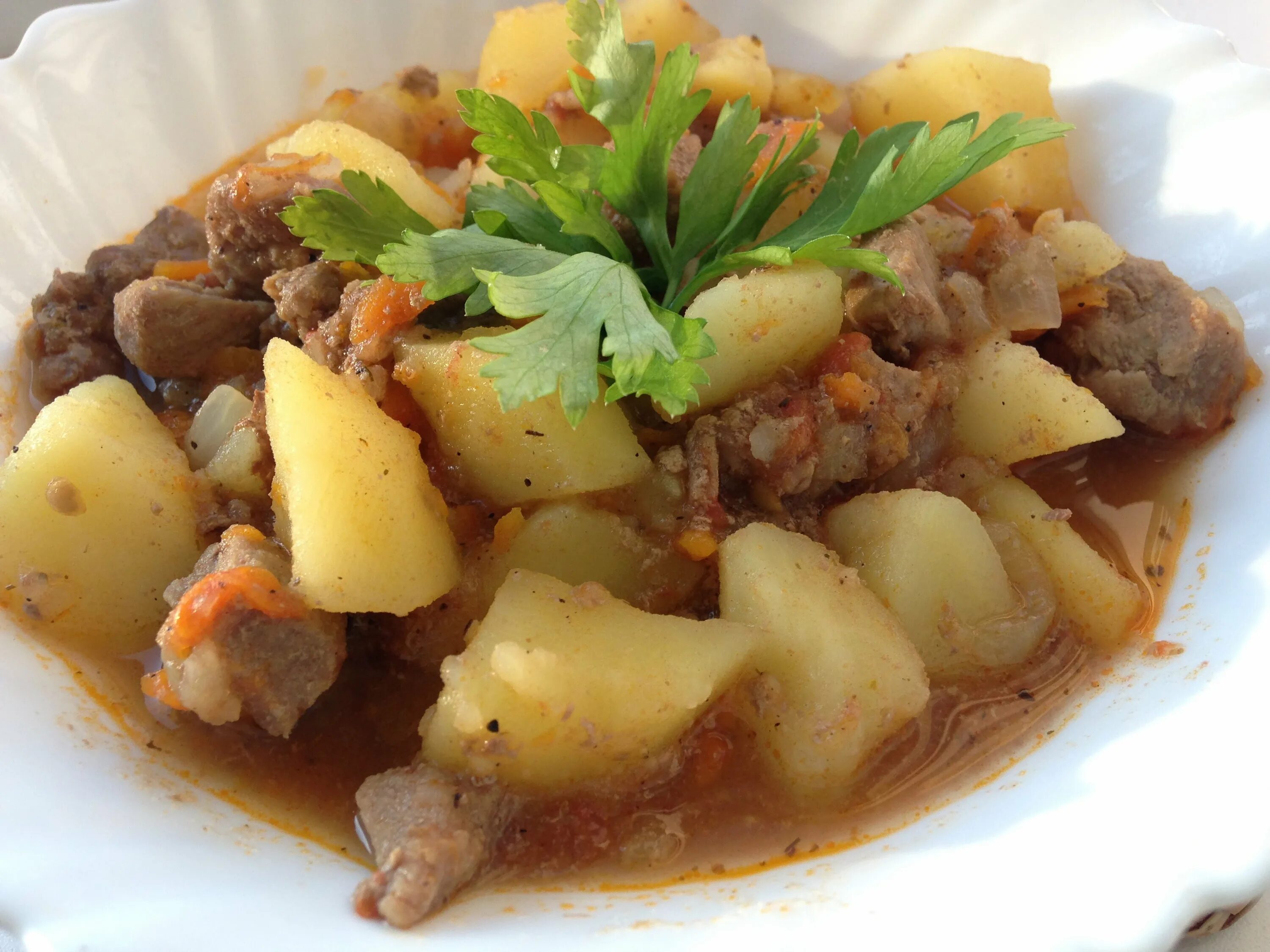 Картошка с мясом фото. Картошка с мясом. Картофель тушеный с мясом. Тушёная картошка с мясом. Картофель томленый с мясом.