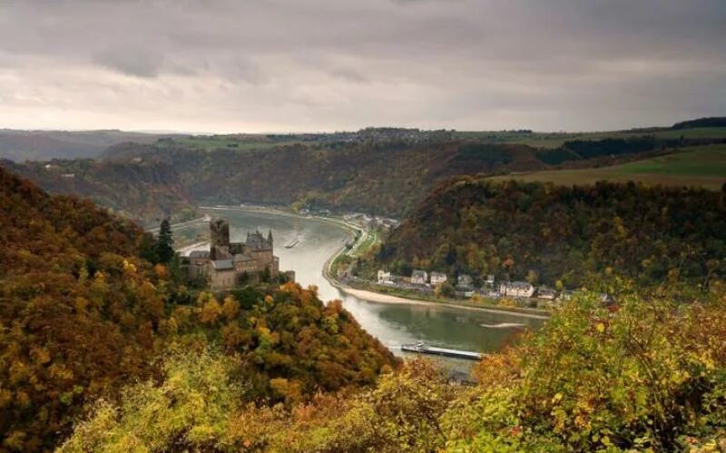 Рейн протекает через. Долина Рейна Лихтенштейн. Река Рейн в Лихтенштейне. Река Рейн в Германии. Рейнская Долина в Германии.