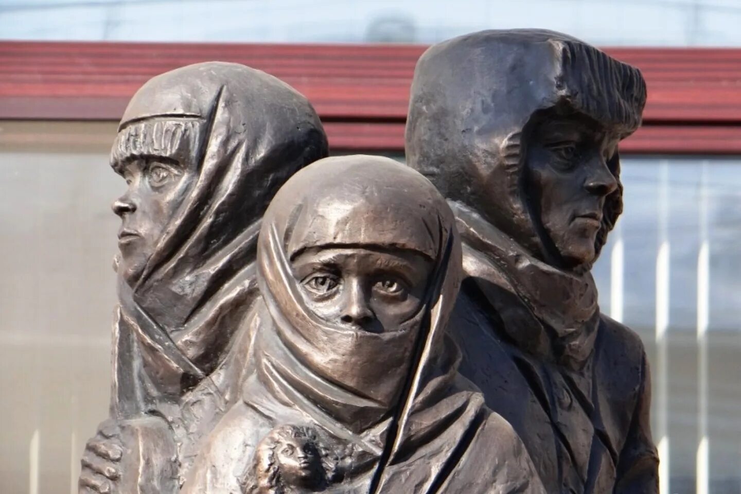 Как называется памятник детям блокадного ленинграда. Памятник ленинградцам блокадникам омск. памятник блокадным детям в омске. памятник детям блокады ленинграда омск. дети блокадного ленинграда памятник ленинград.