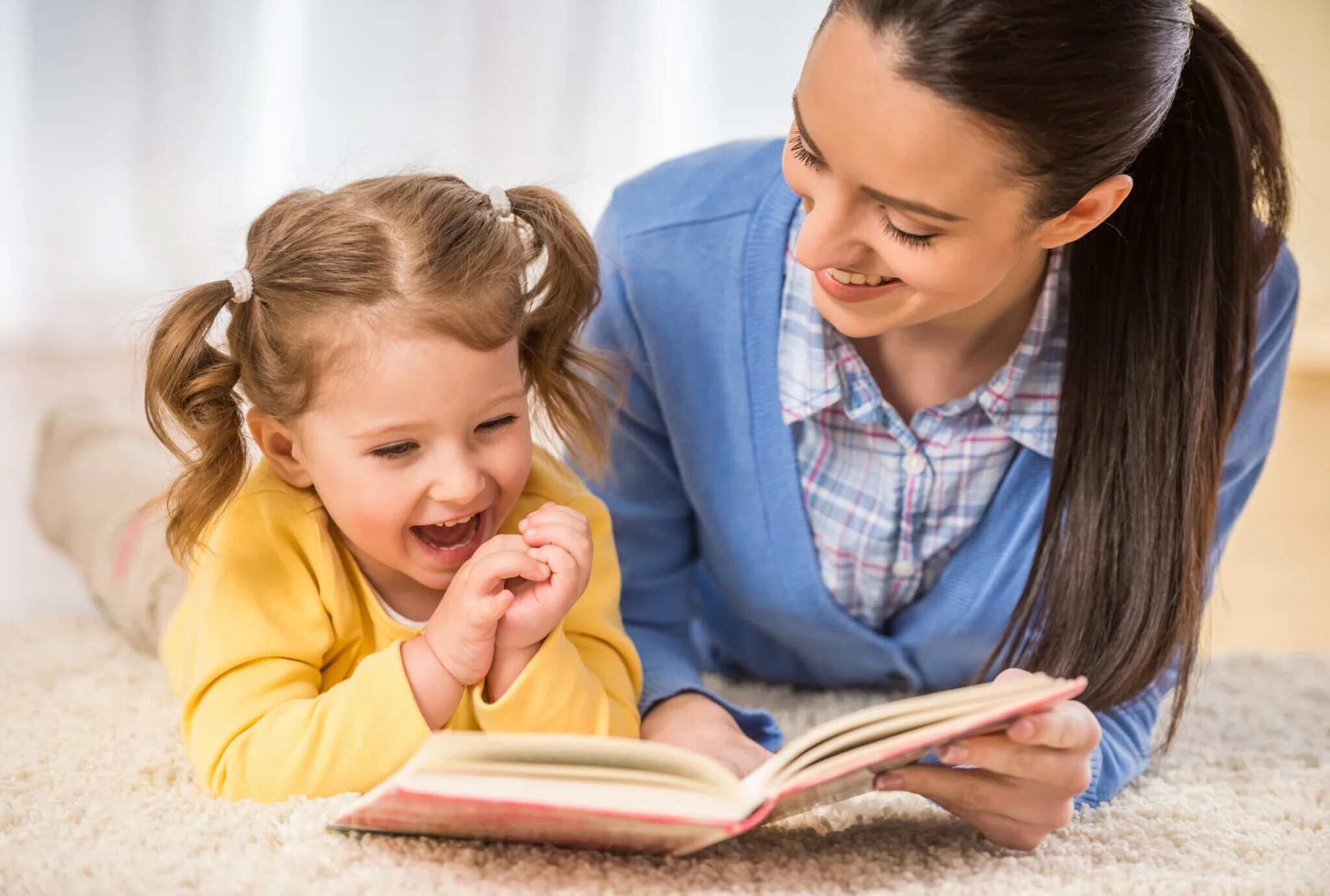 Учиться говорить и писать нужно. Чтение для детей. Книжки для детей. Любовь к чтению. Мама учит ребенка.