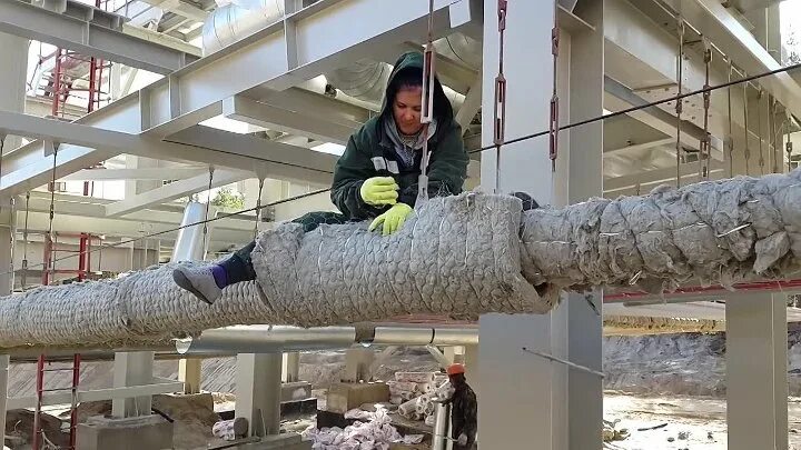 Монтажник изолировщик. Изолировщики на теплоизоляцию. Изолировщик теплотрассы. Изолировщик труб. Изолировщик труб вахта.