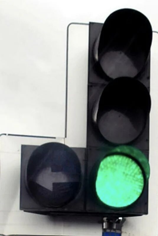 Дополнительная зеленая стрелка на светофоре налево. Светофор сигнальный двухлинзовый. Светофор сигнальный двухлинзовый (прим) 3-х секционный. Светофор с доп секцией. Светофор со стрелками.