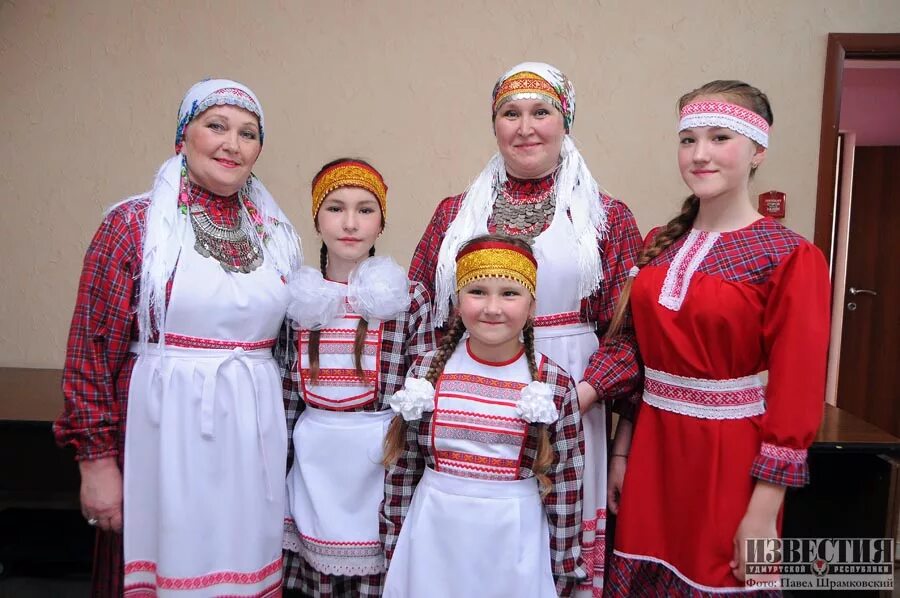 Удмуртия и удмурты. Семья по удмуртски. Удмуртия люди. Семья по удмуртски. Семья удмуртов.