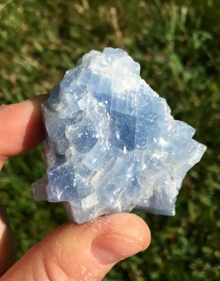 Кристальный воздух. Кристаллы кальцита. Кальцит камень. Blue Calcite камень. Голубой кальцит.