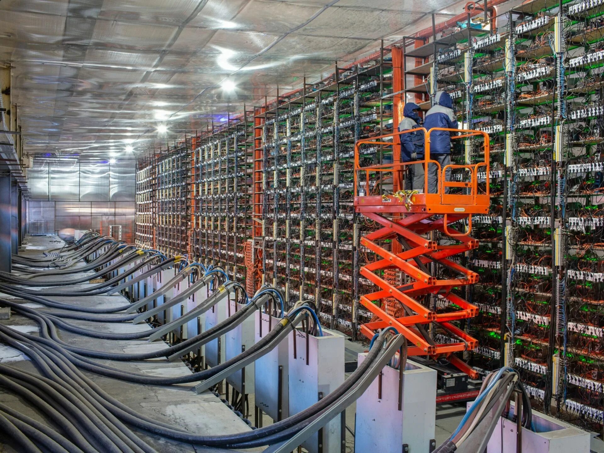 All mining. Ферма для майнинга. bitcoin mining. майнинг биткоинов. добыча криптовалюты.