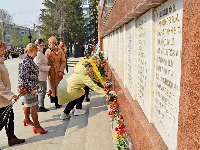 Южноуральск победы. Вечный огонь Южноуральск. День Победы в Южноуральске. Вечный огонь город Южноуральск. Аллея славы Южноуральск.