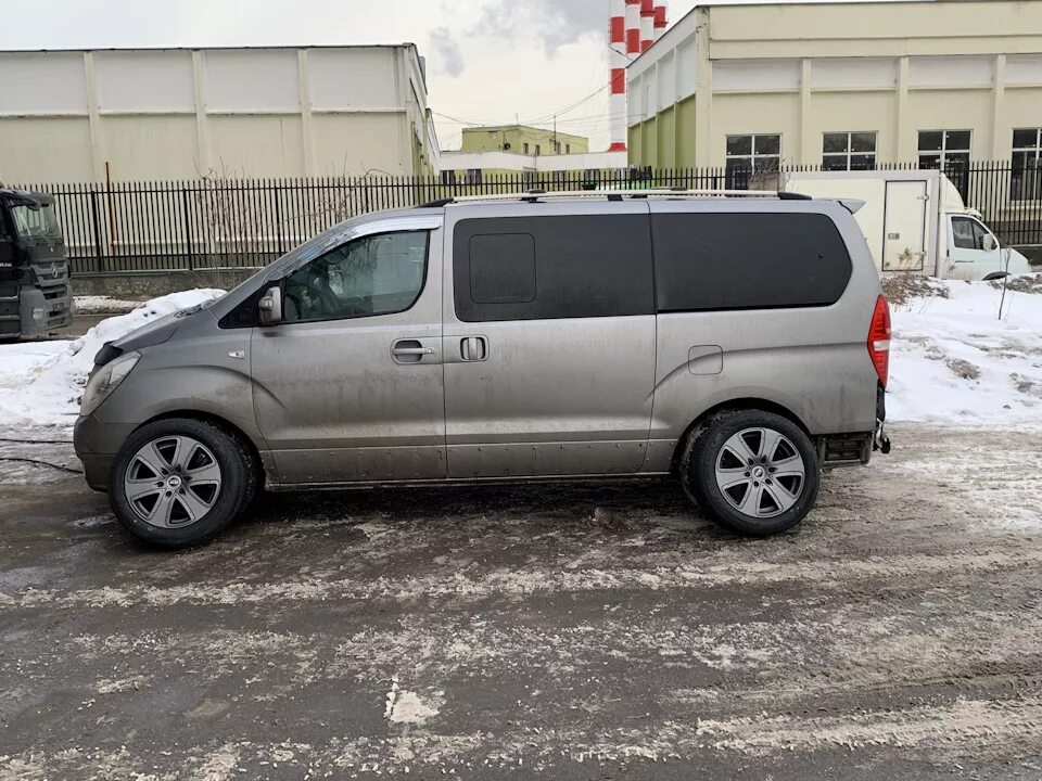 Диски на хендай гранд старекс r18. Starex hyundai колесо. Колеса на хендай старекс. Диски r18 на гранд старекс. Hyundai starex r17.