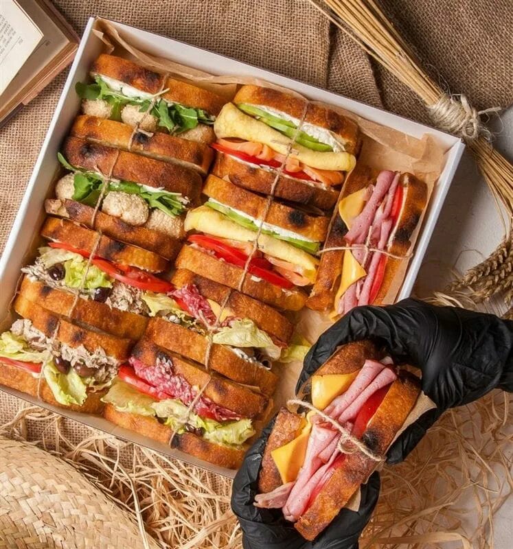 Еда с бесплатной доставкой. Готовая еда. Разносчик пиццы. Еда с бесплатной доставкой. Контейнер для еды.