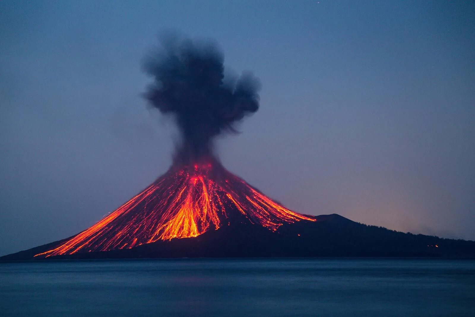 Volcano island. Кракатау извержение 1883. Извержение вулкана Кракатау в Индонезии в 1883 году. Вулкан Кракатау (Индонезия, 1883 год). Анак Кракатау вулкан.