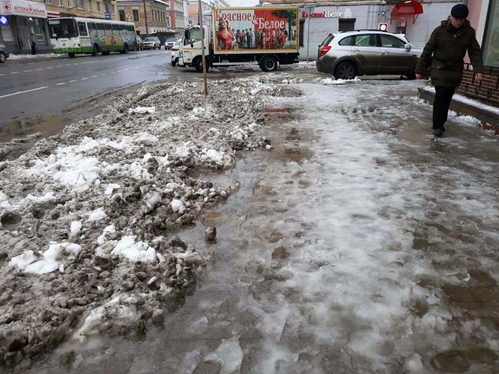 Все взморье утопает в свежем снегу. Снег с грязью. Грязный тротуар. Снежное месиво на тротуарах. Снег с грязью на дороге.