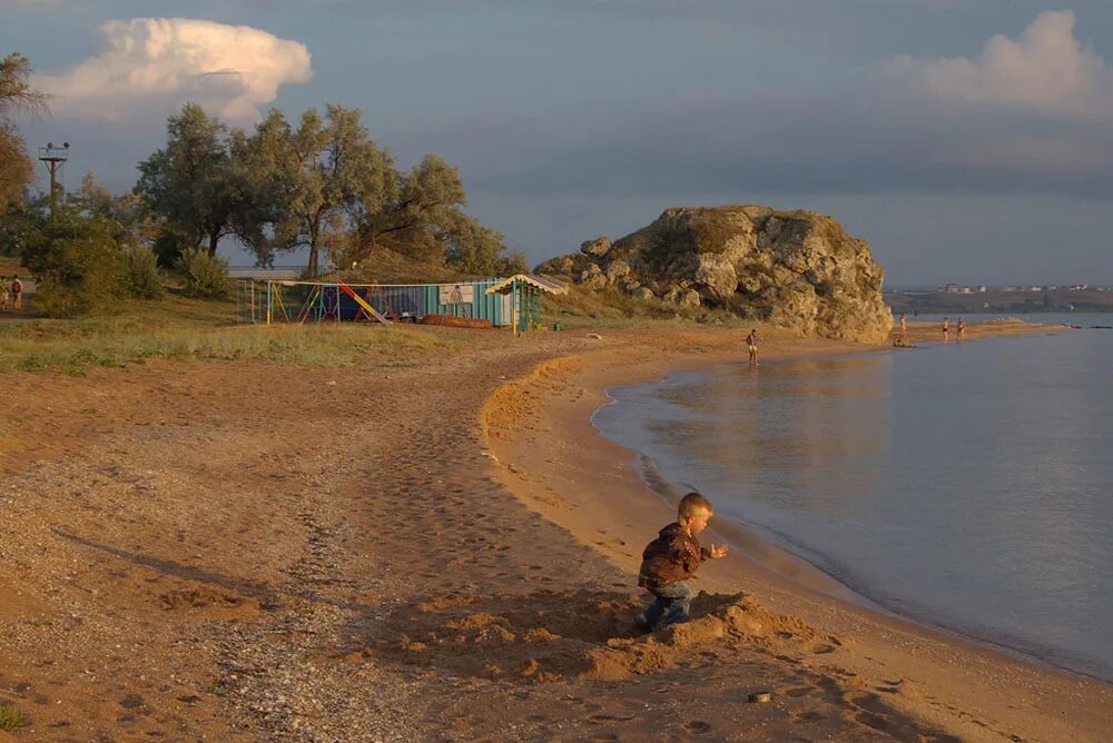 Село золотое Азовское море. Поселок золотое Керчь. Посёлок золотое Керчь пляж. Золотой пляж Голубицкая. Золотой крым сайт