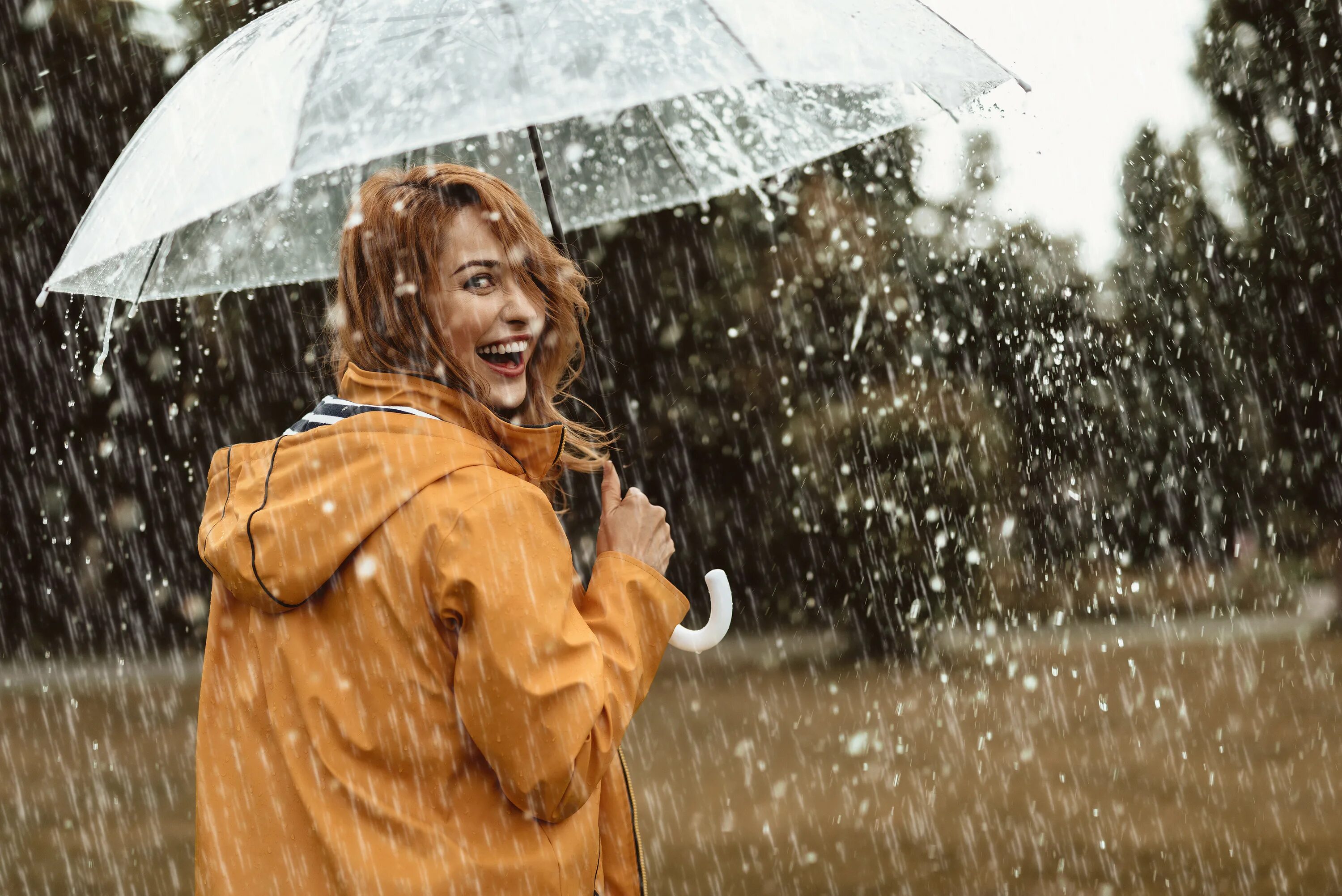 Женщина под дождем. Дождь радость. Фотосессия в дождь. Человек под дождем.