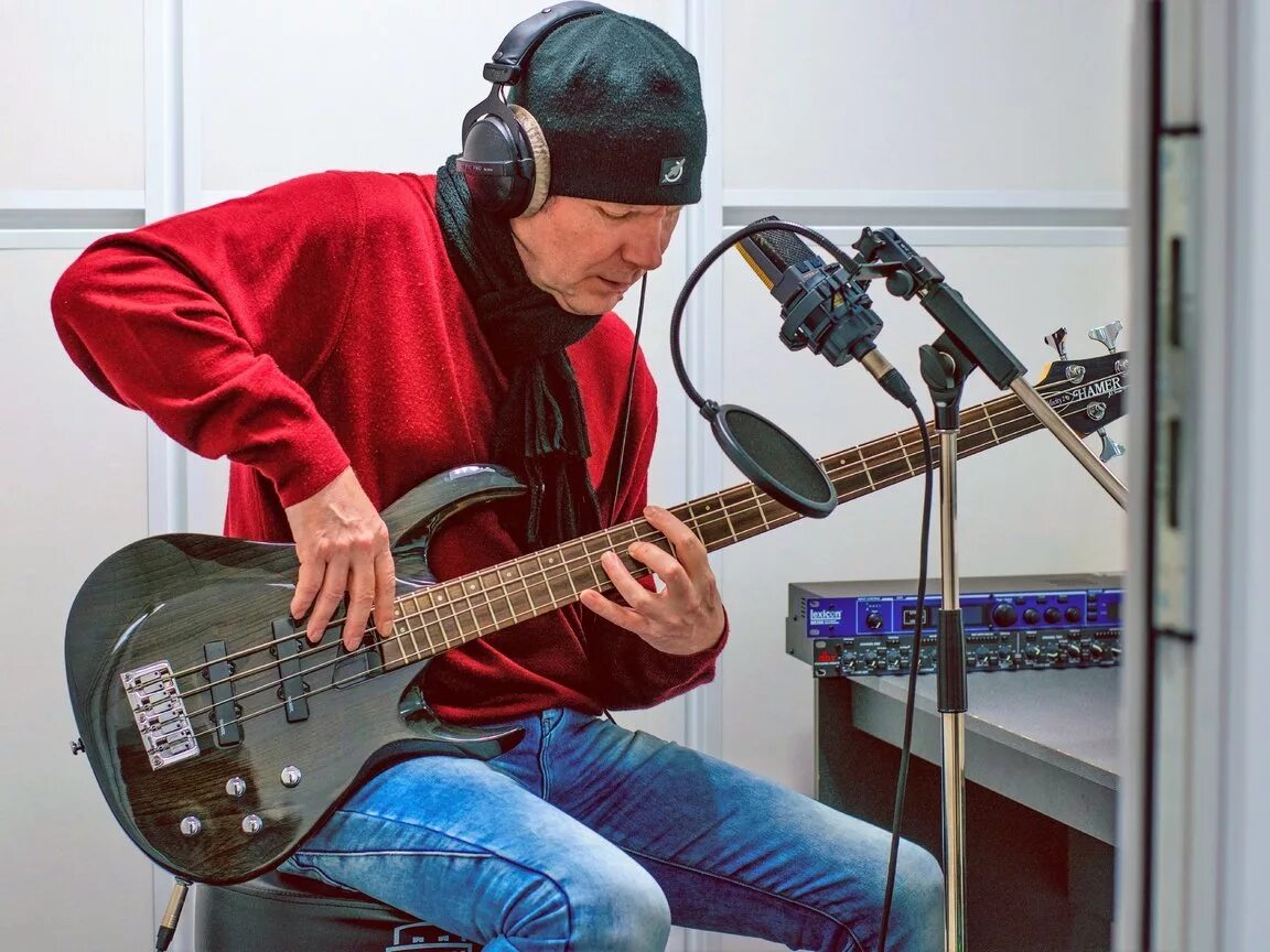 удивленный музыкант. Photo of a man with a scared face. парень ошарашен. шитов михаил иванович. ошеломленное лицо.