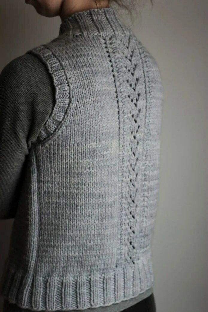 Жилетка вязаная на кокетке. Вязаный жилет реглан. Жакет с коротким рукавом спицами. Вязаные безрукавки реглан. Вязаная жилетка регланом сверху.