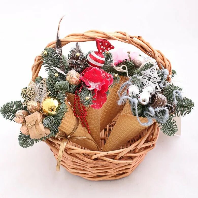 Подарок учителю. Оригинальные сладкие букеты. Корзина с еловыми ветками. Композиция с цветами и конфетами. Подарки композиции.