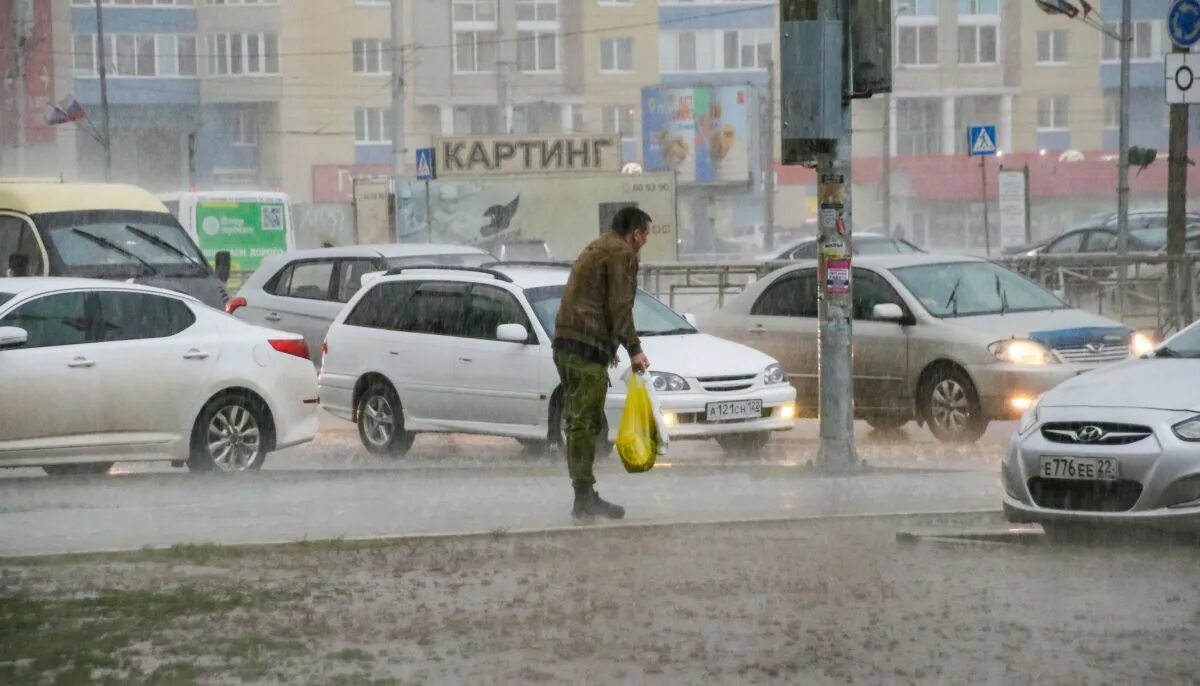 Дождь в городе фото. Выпала месячная норма осадков. Дорожная обстановка. Град ливень в Белоруссии.