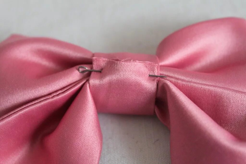 бантики из атласной ткани. бантики для девочек из ткани. бантики из атласной ткани. как сшить красивый бант. красивый бант из ткани.