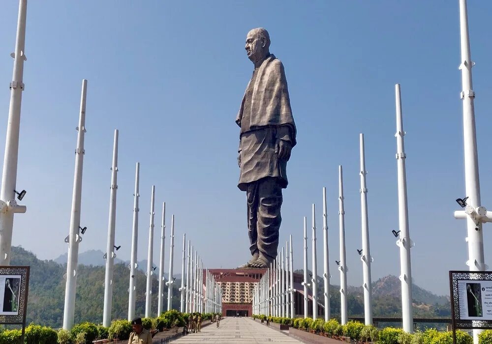 Самый большой памятник. Статуя единства — статуя Валлабхаи Пателя (Индия, штат Гуджарат), 240 м. Статуя единства в Индии высота. Валлабхаи Патель статуя в сравнении. Статуя единства в Индии сравнение.