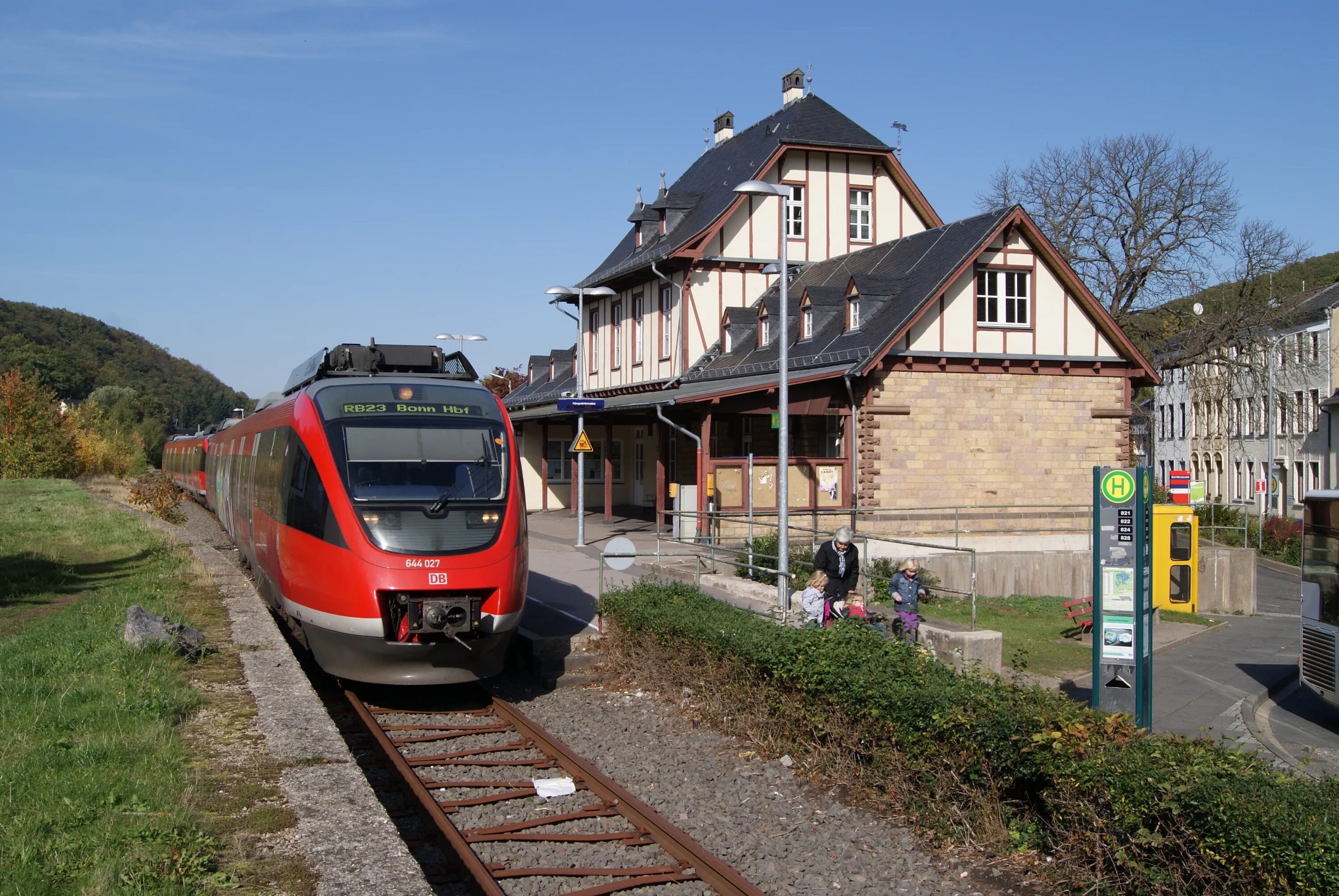 Der bahn. Гиссен банхоф. поезд бавария. zug артикул. bahnhof картинка.