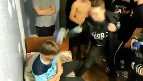 Над ним все издевались