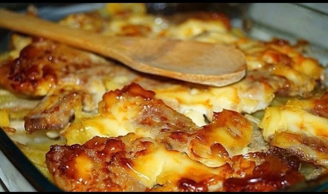 Свинина с картошкой в духовке. Свинина с картошкой в духовке. Мясо с картошкой в духовке на протвине. Картошка с мясом в духовке. Свинина запеченная с картошкой в духовке рецепт.