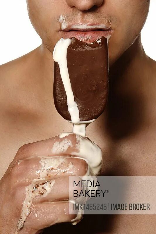 Лижет мороженое. Парень с мороженым. Угощаем мороженым. Мужики мороженое. Мужчина ест мороженое.