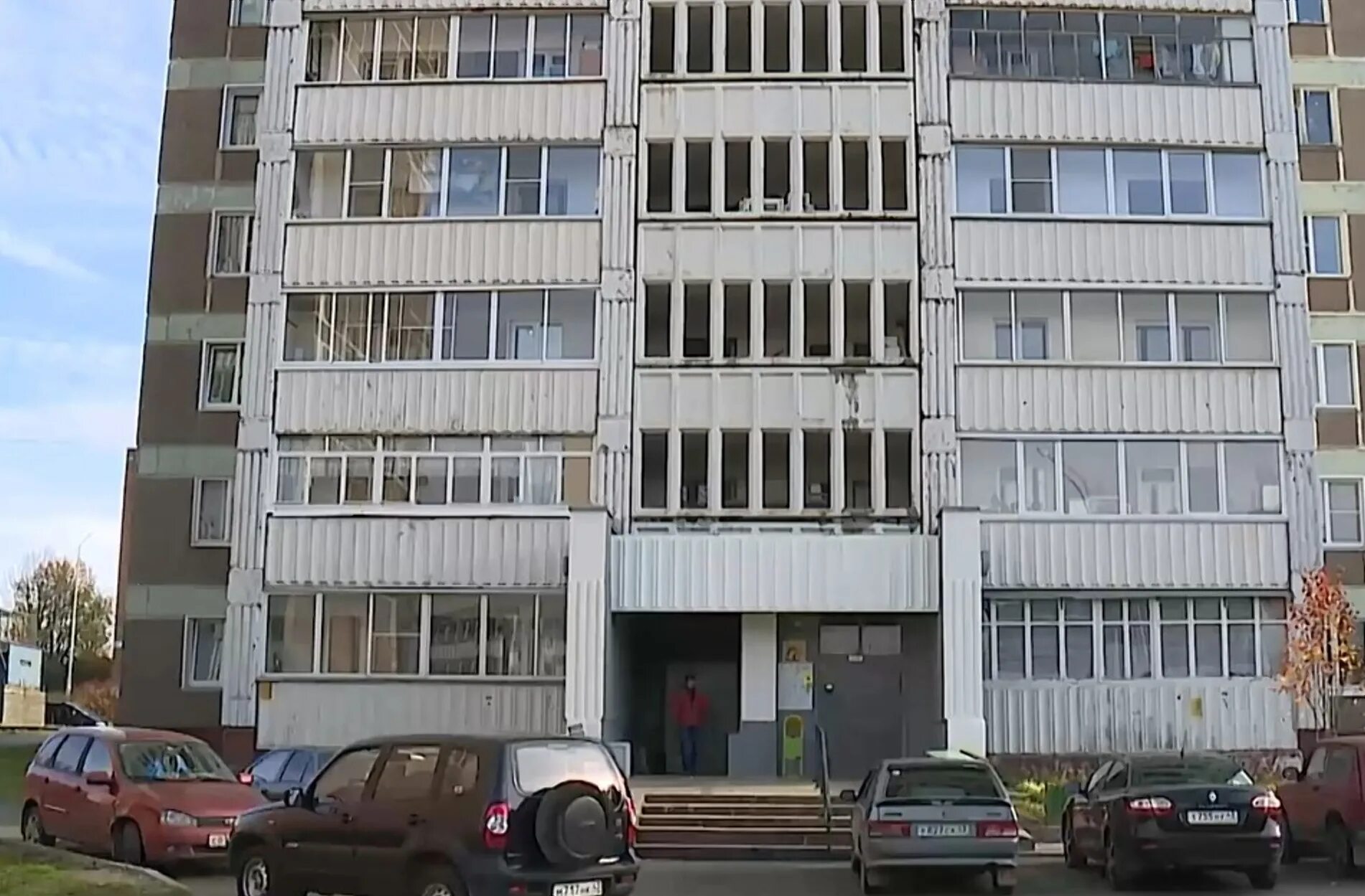 В новосибирске девочка выпала из окна общаги универа. Окно 10 этажа. Российская 21 девочка выпала. 7 этажный дом. В новосибирске из окна многоэтажки выпала девушка.