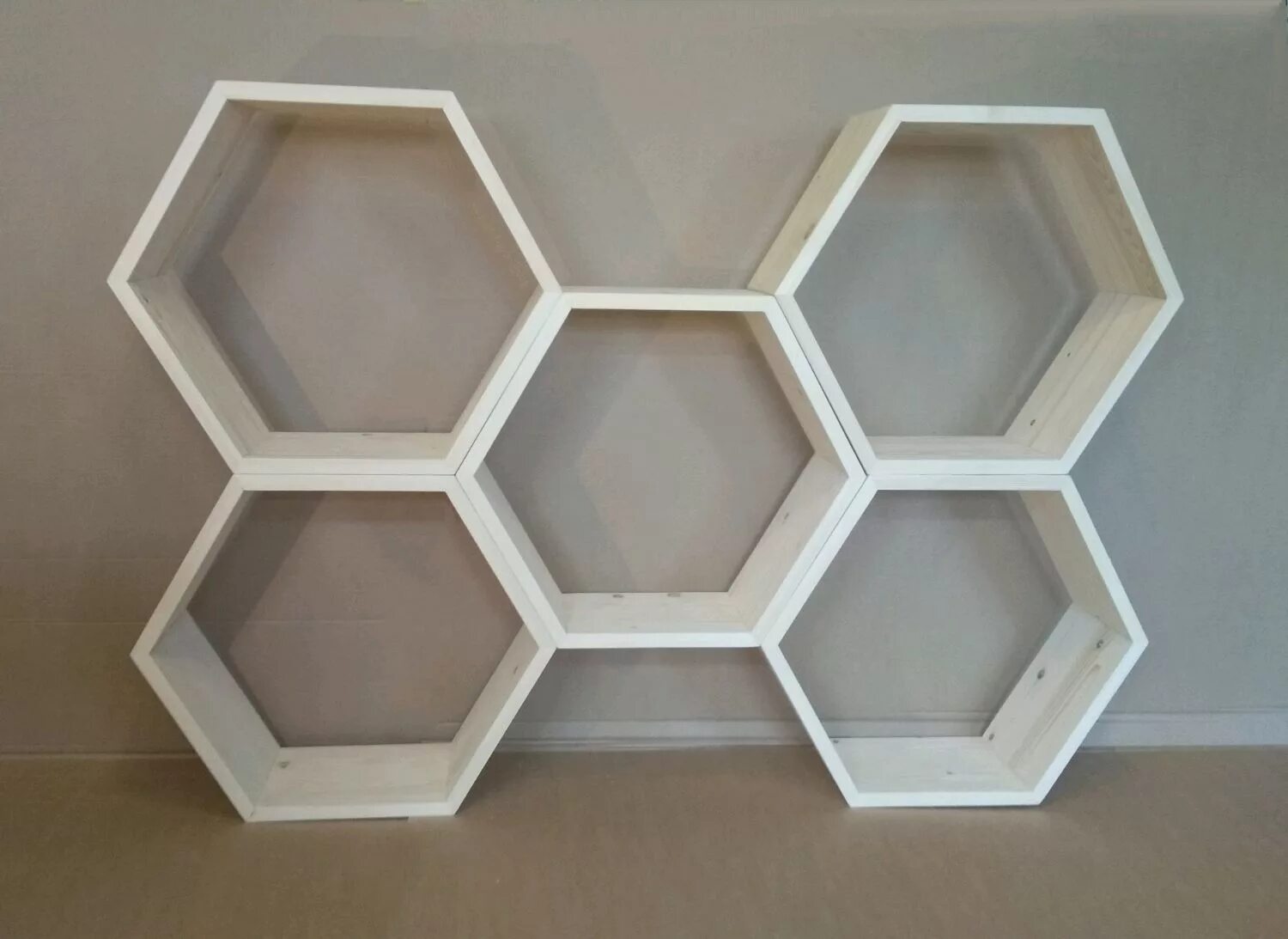 Полка гексагон. Полки в виде сот на стену. Полки в виде сот на стену. Полочки соты в интерьере. Полки соты.