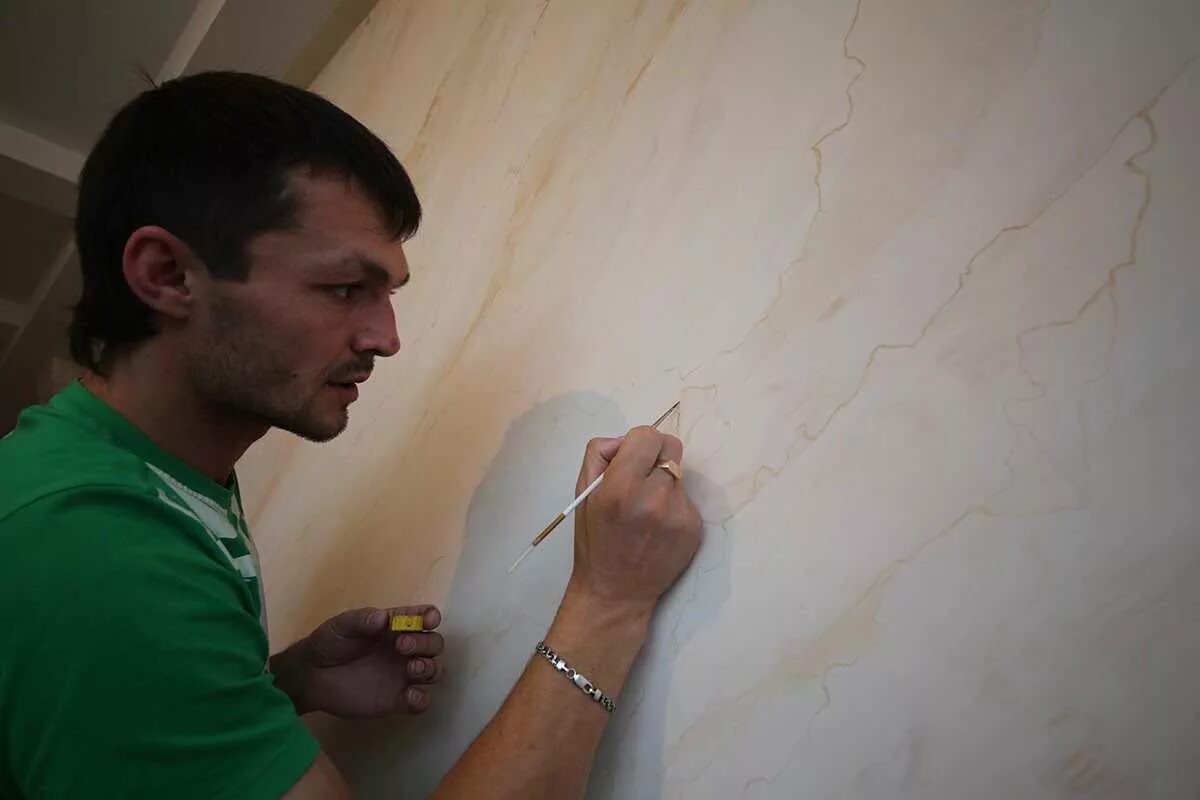 Как наносят декоративную штукатурку на стены видео