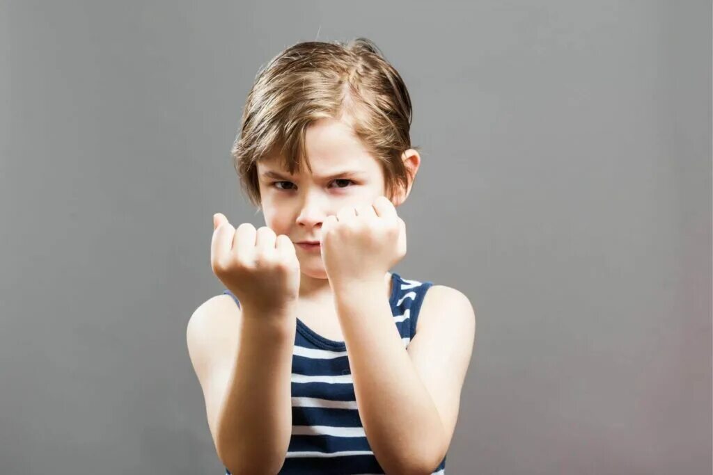 Агрессивное лицо. Дети дерутся. Грубый мальчик. Нетерпеливый мальчик. Конфликт между детьми.