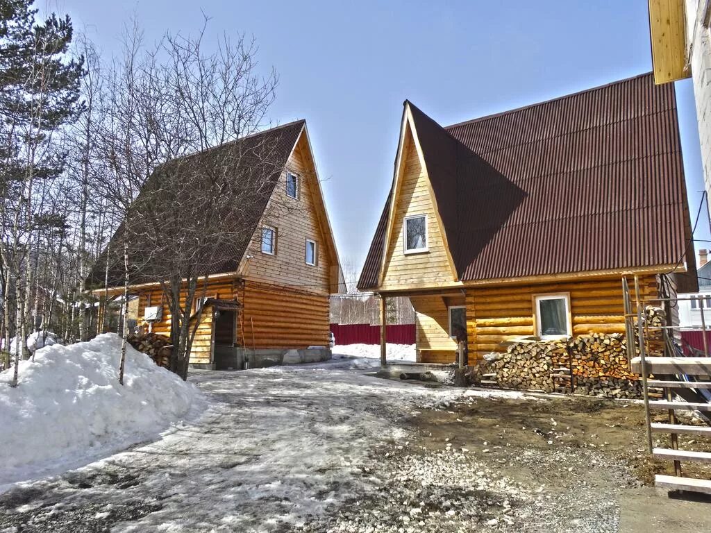 Коттеджный городок русь байкальск. Гостевой дом синяя крыша байкальск. Байкальск архитектура. Северобайкальск гостиницы. Соболинка отель байкальск.