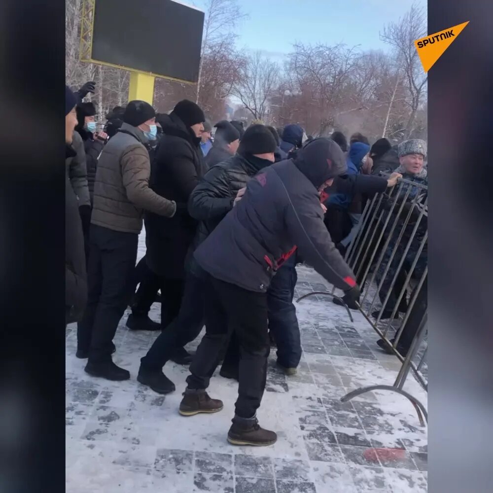 Последние новости о нападении. Отражение нападения на ОВД. Нападение на администрацию в Казахстане. Беспорядки 2022. Нападение на ОВД Серноводска 2013.