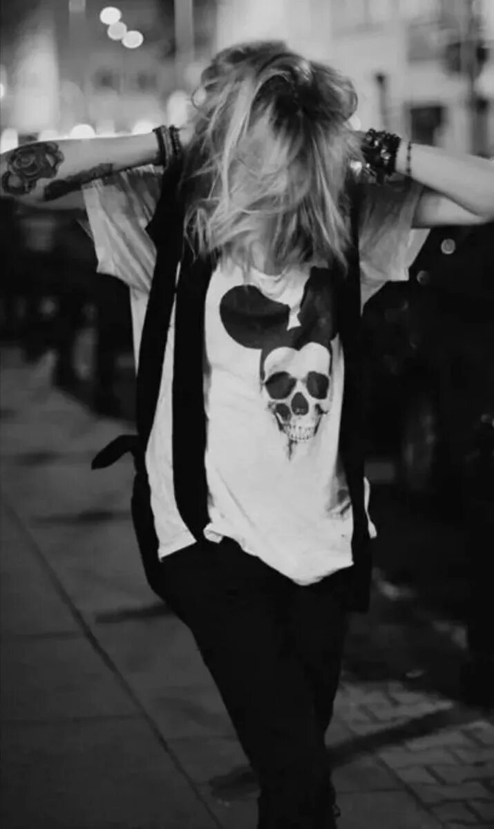 Красивые блондинки черно белые. Красивые дерзкие девушки. Чб авы для девушек. Блондинка в темных очках. Блондинка в черных очках.