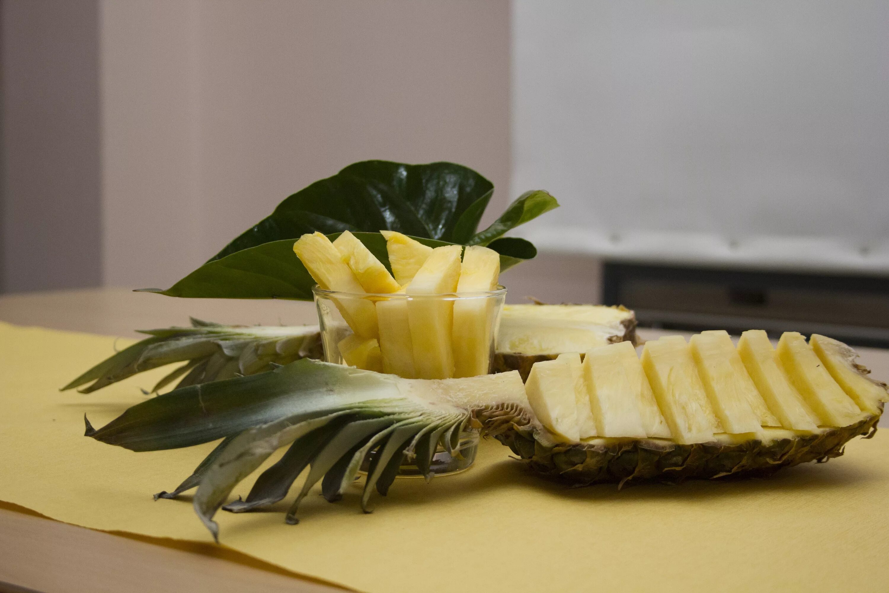 Ананас на столе фото. Украшения из ананаса. Нарезка из ананаса. Ананас красиво оформленный. Варианты нарезки ананаса.