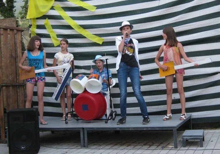 Лето плавки рок-н-ролл нервы обложка. Лето плавки рок-н-ролл нервы обложка. Лето плавки рок-н-ролл фильм. Песня нервы лето плавки рок н ролл. Лето плавки рок-н-ролл.