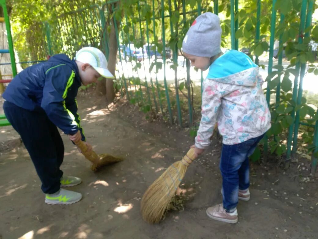 Труд людей весной младшая