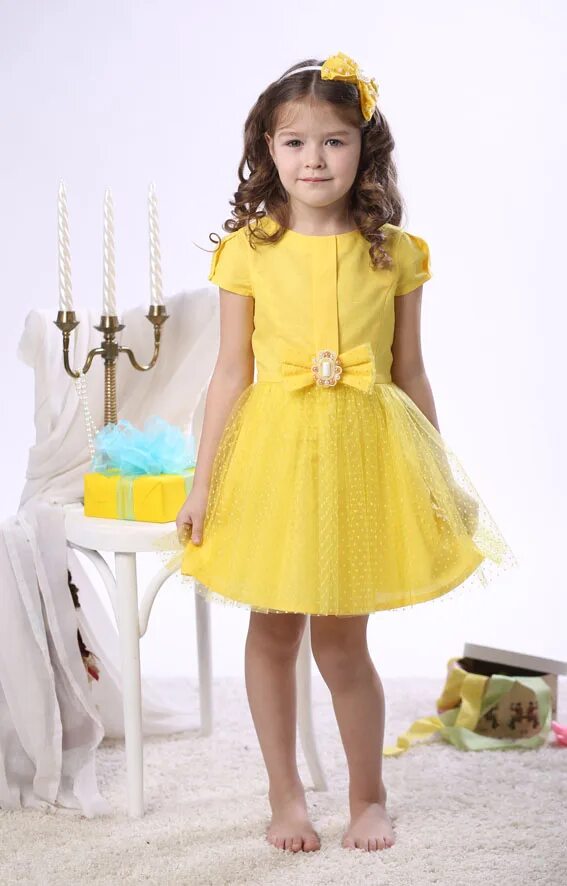 Детские платья желтые. Девочка в желтой одежде. Футболка и шорты детские желтый. Девочка в желтой одежде. Маленькая девочка в желтом платье.