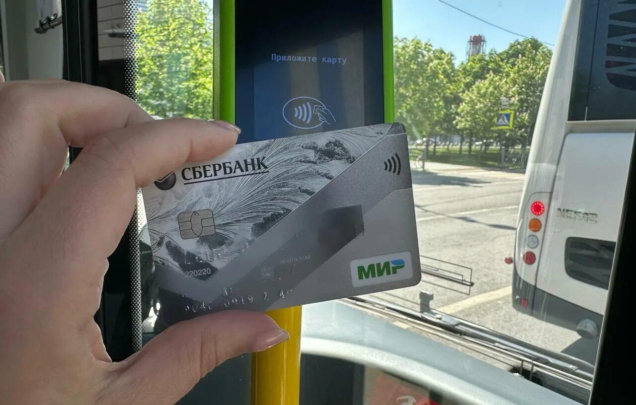 Как оплатить проезд на автобусе картой. Оплата проезда. бесконтактная банковская карта. проездная карта. оплата проезда в трамвае.