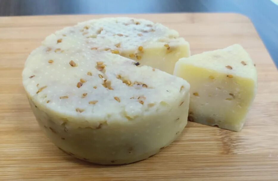 сыр коровий с пажитником. сыр качотта с пажитником. морбье крымская сыроварня. сыр качотта с пажитником. качотта сыр качотта с пажитником.