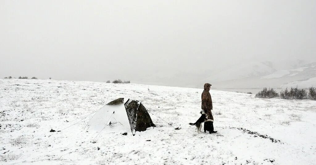 Снег над лагерем валит. Спокойно дружище спокойно песня дятлов. Снег над лагерем. Снег над лагерем валит визбор. Атланты городницкий песня канал культуры варвара визбор передача.