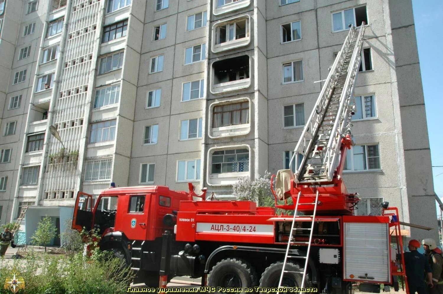 Автолестница пожарная ал-30 на пожаре. Пожарная лестница. Пожарная машина с лестницей. Пожарная лестница на пожарной машине.