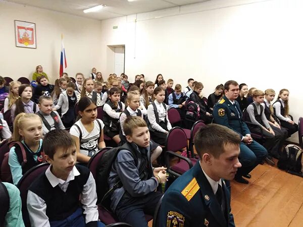 Салехард мчс пожарная часть. Профессия спасатель. День спасателя в школе. День спасателя в школе. Пч 1 салехард.