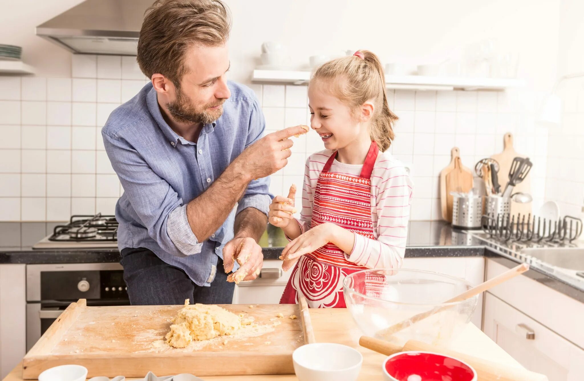 Dad a cook. Семья готовит печенье. Фотосессия папы и Дочки на кухне. Папа с детьми на кухне. Отец и ребенок на кухне.