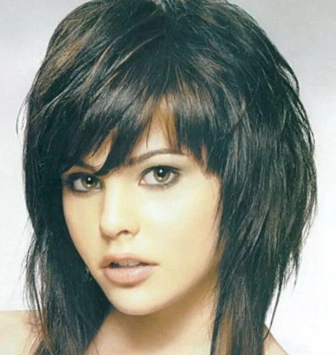 каскад с чёлкой на средние волосы 2023 с короткой макушкой. стрижка короткая макушка длинный низ. стрижка итальянка рапсодия аврора. каскад с короткой макушкой на средние волосы. стрижка аврора каскад гаврош.