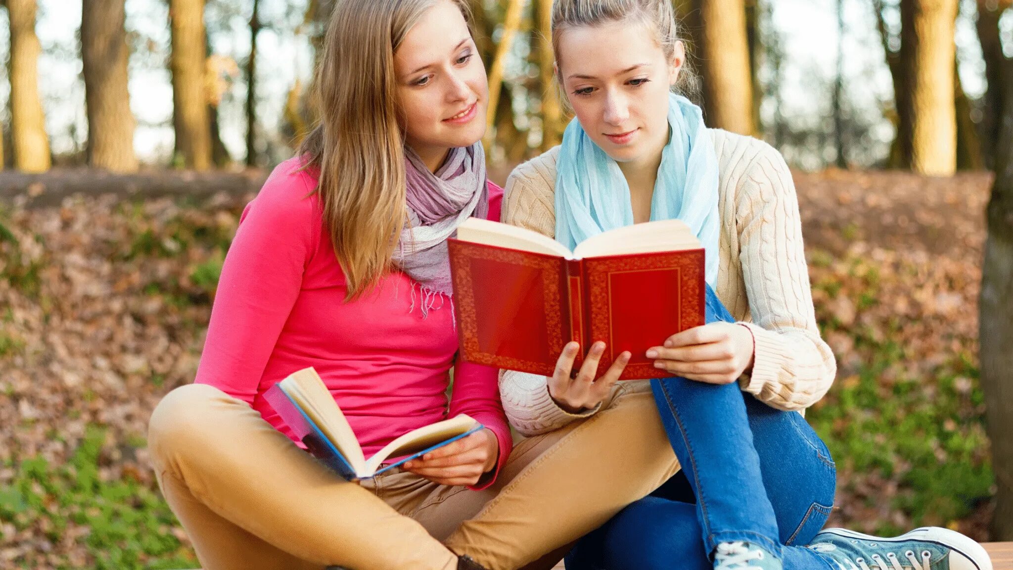 Читать подруги. Две подружки читают. Девушки подруги читают. Картинка женщины вместе с Библией. Девушки вместе читают Библию.