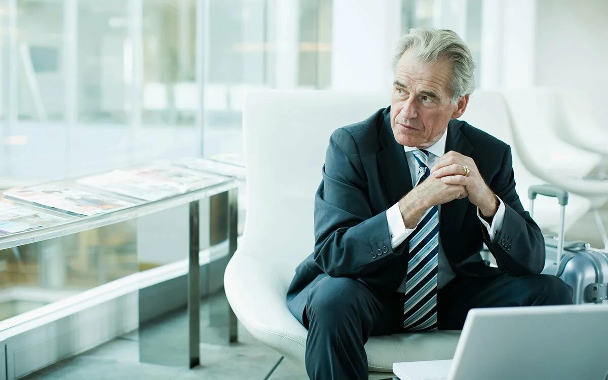 Пенсионер бизнесмен. Старик бизнесмен. Бизнесмен в возрасте. Пожилой человек в офисе. Пенсионер бизнесмен.